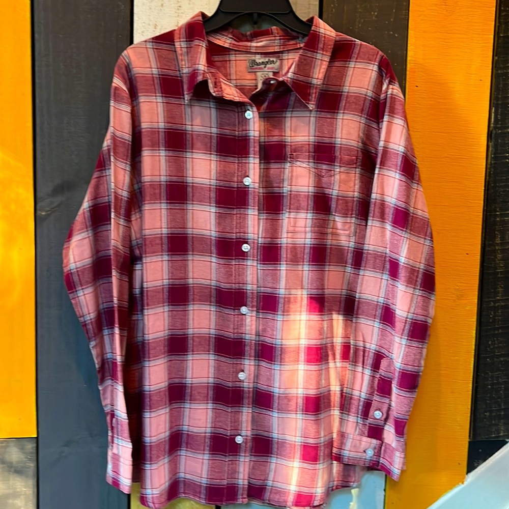 Wrangler button up flannel shirt with pocket. Pink/maroon sz Large